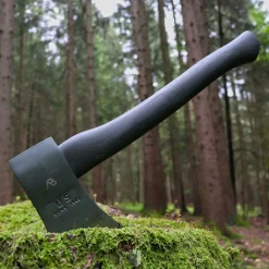 Axt mit Holzstiel